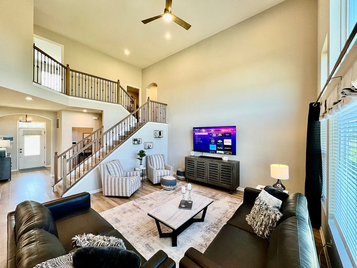 Fully Furnished Executive Miamisburg Home — Photo 3