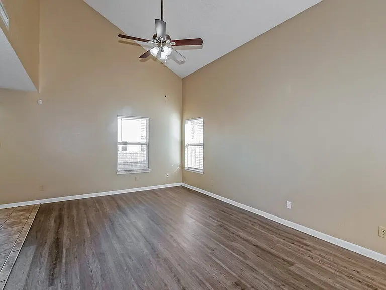 1107 Crescent Dr — Photo 6