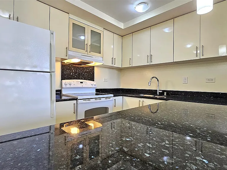 2499 Kapiolani Blvd #401 — Photo 5