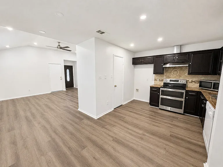 515 Haymarket Dr — Photo 4