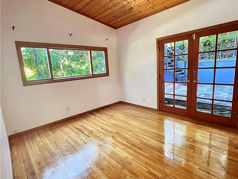 8570 Wonderland Ave — Photo 10