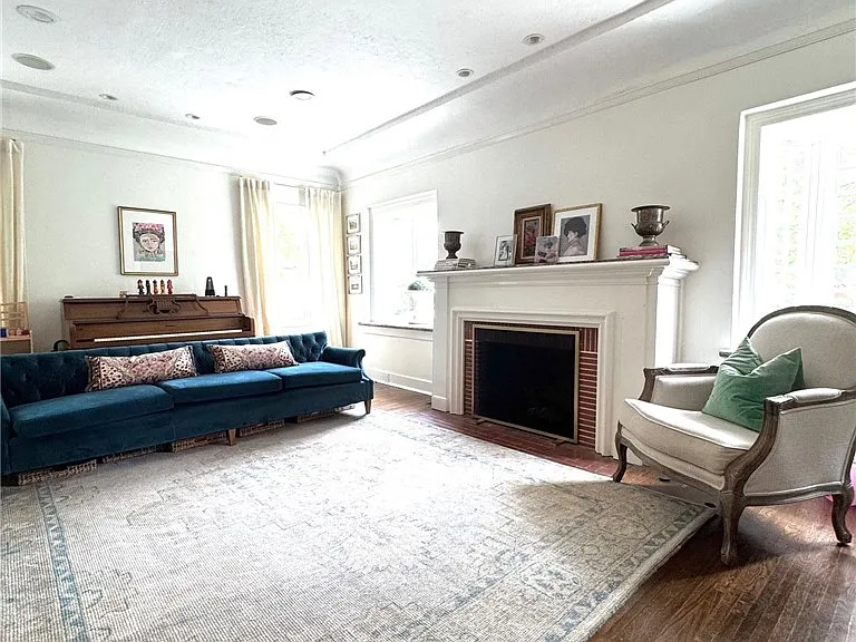2421 N Heliotrope Dr — Photo 11