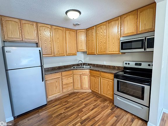 2nd image of 509 3rd St NE