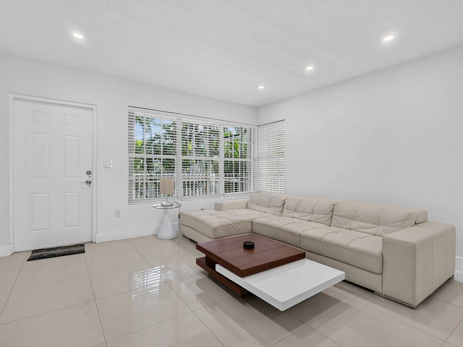 2 bed, 930 sqft, $3,950 — Photo 1