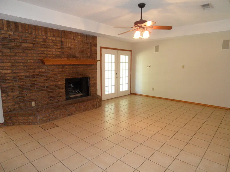420 Birchwood Ln — Photo 3