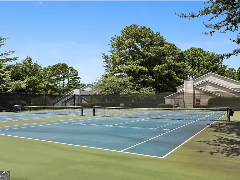 81 Hampshire Ct — Photo 35