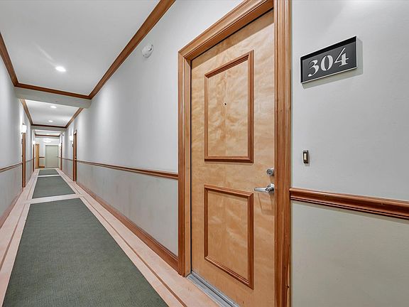 5th image of 317 29th St APT 304