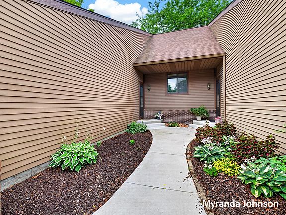 2nd image of 743 Bradford Pl NE