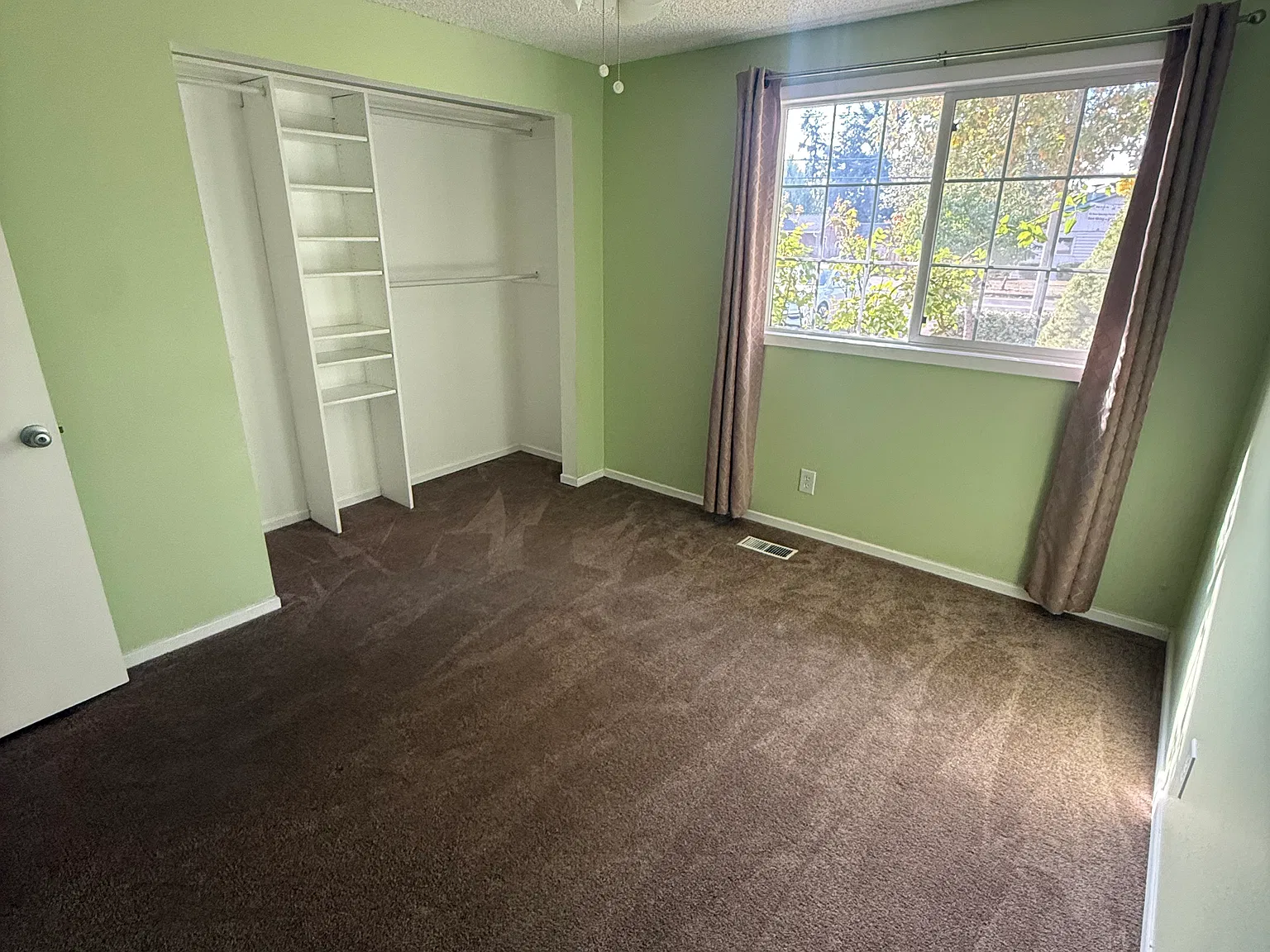 3 bed, 1300 sqft, $2,100 — Photo 2