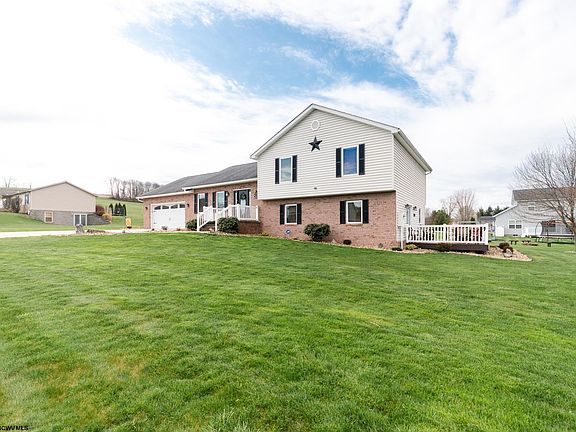 3rd image of 93 Horseshoe Dr E