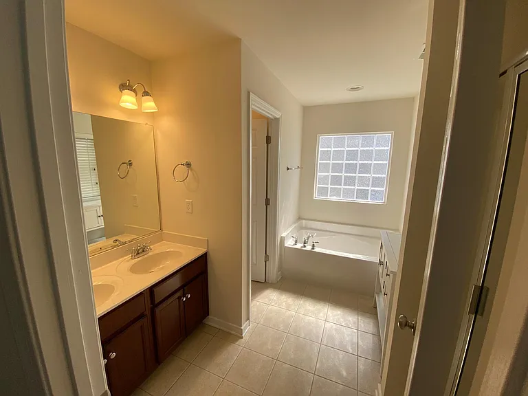 544 Abbey Village Cir — Photo 5