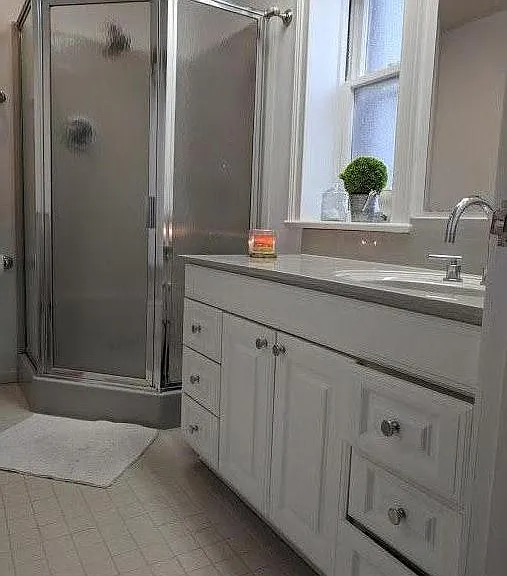 Full bath on upper level