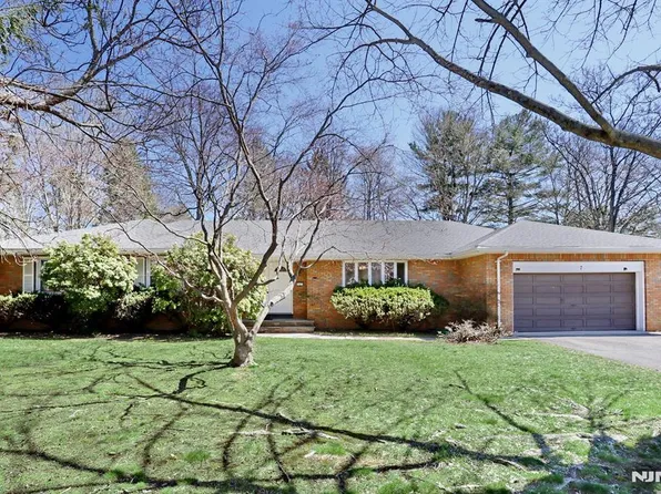 7 Tufts Ct, Paramus, NJ 07652