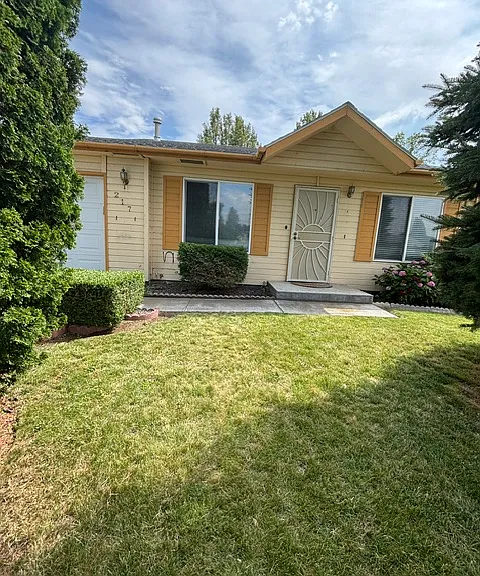 217 E Belair Dr — Photo 2