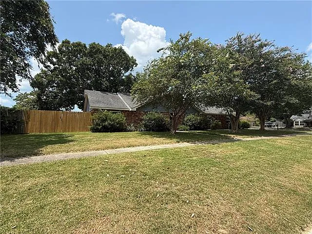 200 Tallwood Dr — Photo 2