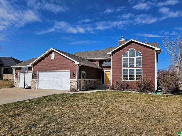 301 Fieldstone Ct, Jefferson, SD 57038
