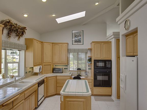 4th image of 1290 Berwick Dr