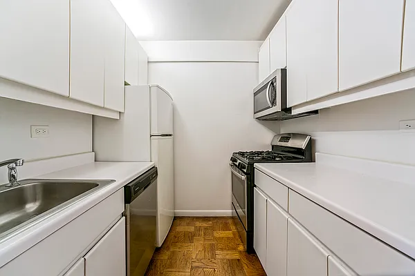 Rented by Akam Sales and Brokerage | media 5