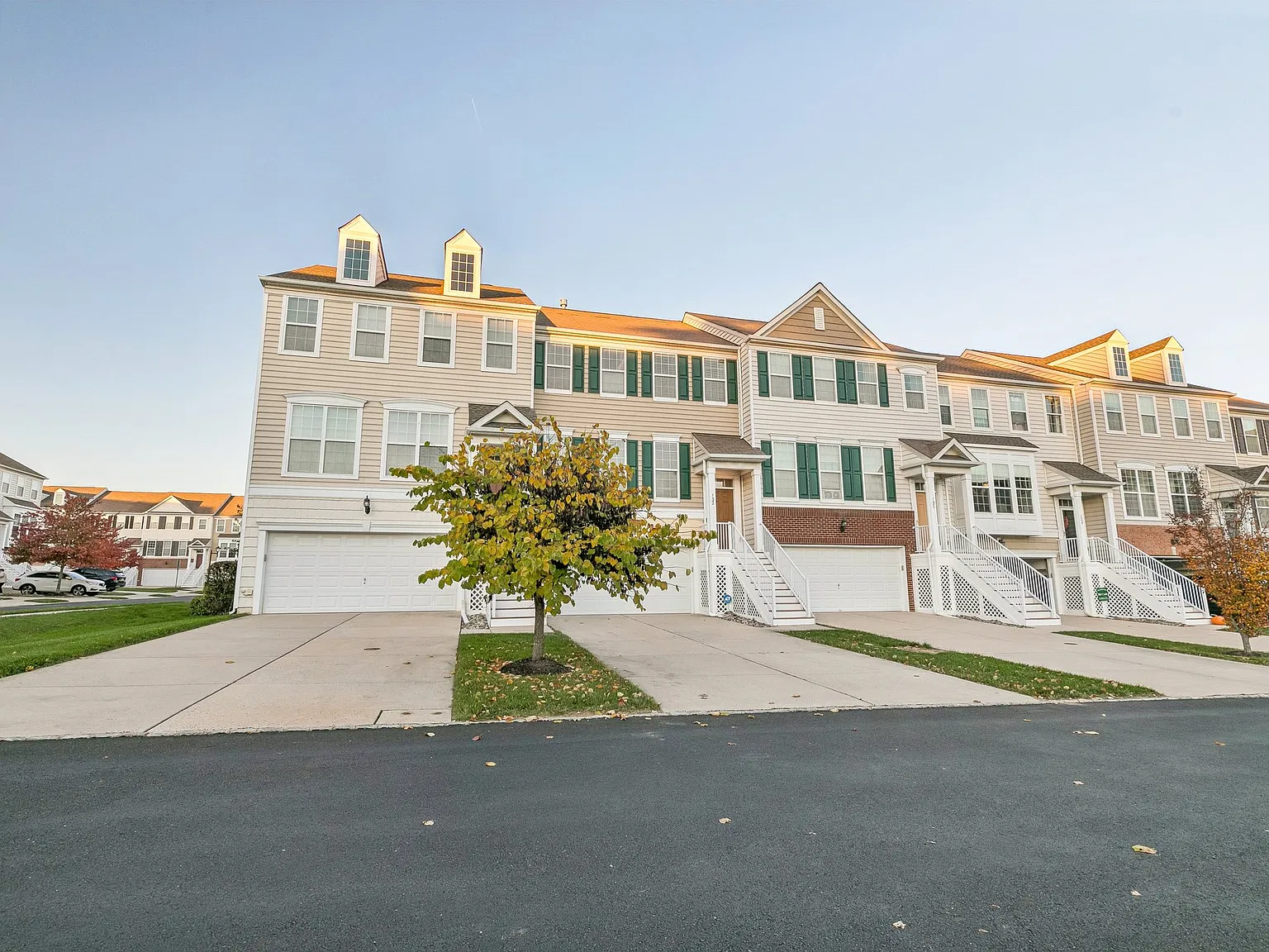 3 bed, 2.5 bath, 1824 sqft, $3,275 — Photo 4