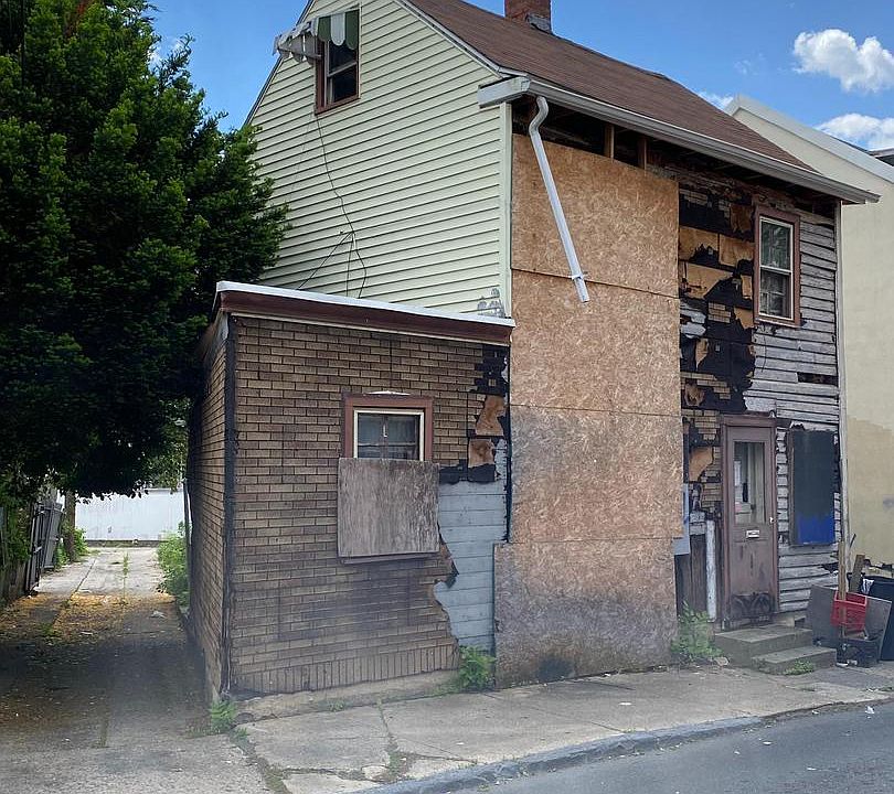 2nd image of 116 W Elm St