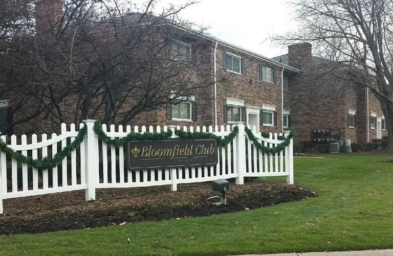 780 E Fox Hills Dr — Photo 3