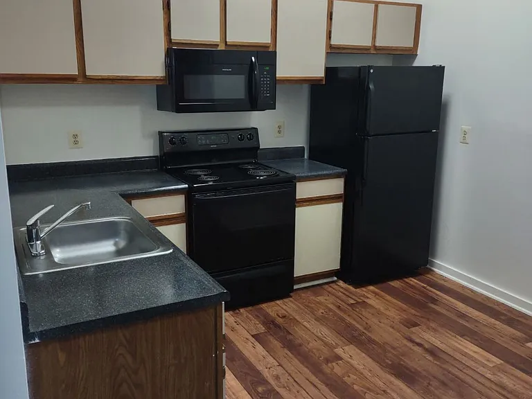 Marlboro Classic Apt & Redwood Square — Photo 27