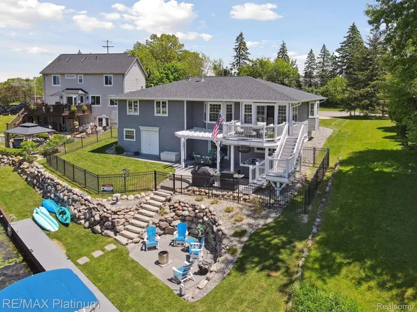 13368 N Fenton Rd, Fenton, MI 48430