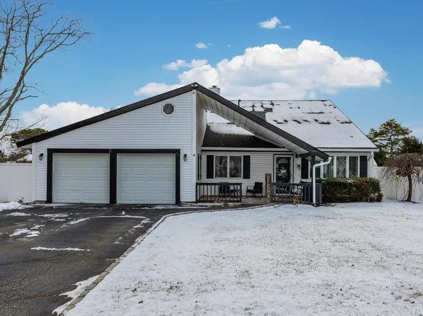 4 Cobb Lane, Medford, NY 11763