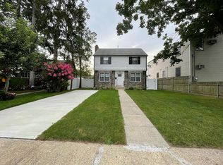 1823 Thomas St, Merrick, NY 11566