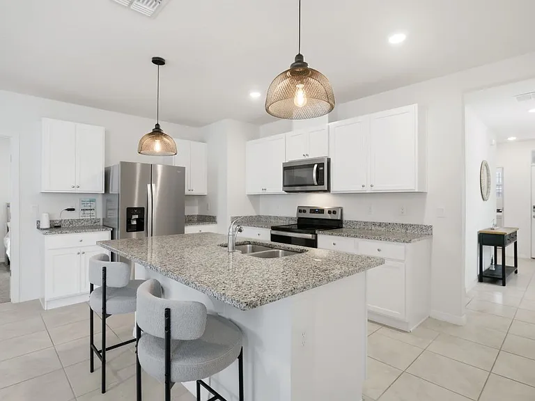 1181 Cascades Ave — Photo 3