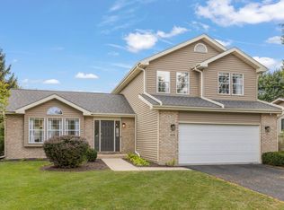 425 Cimarron Dr E, Aurora, IL 60504