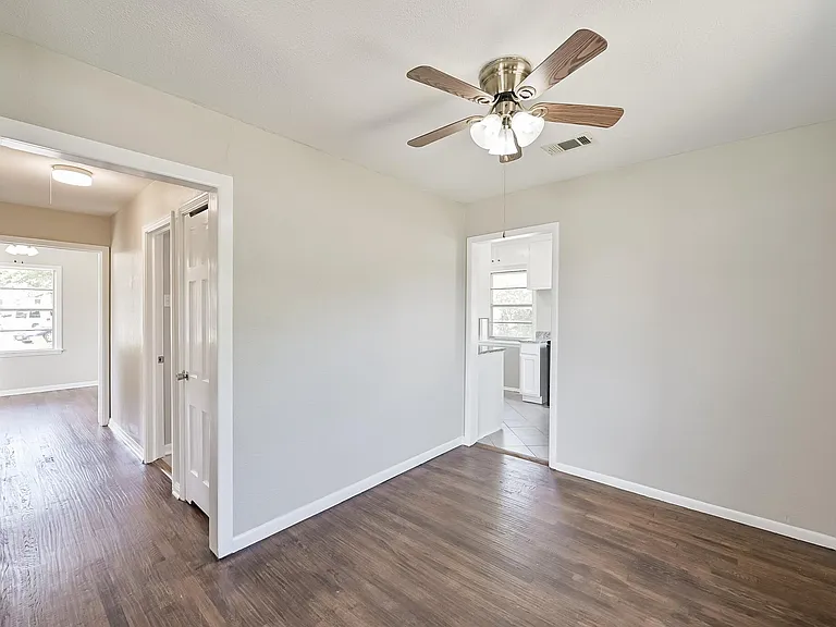 1501 Greenbrier Dr — Photo 11