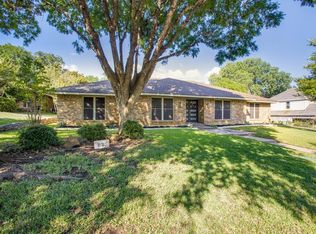 825 Woodridge Dr, Fort Worth, TX 76120