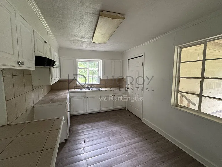 323 Colonial Dr — Photo 5