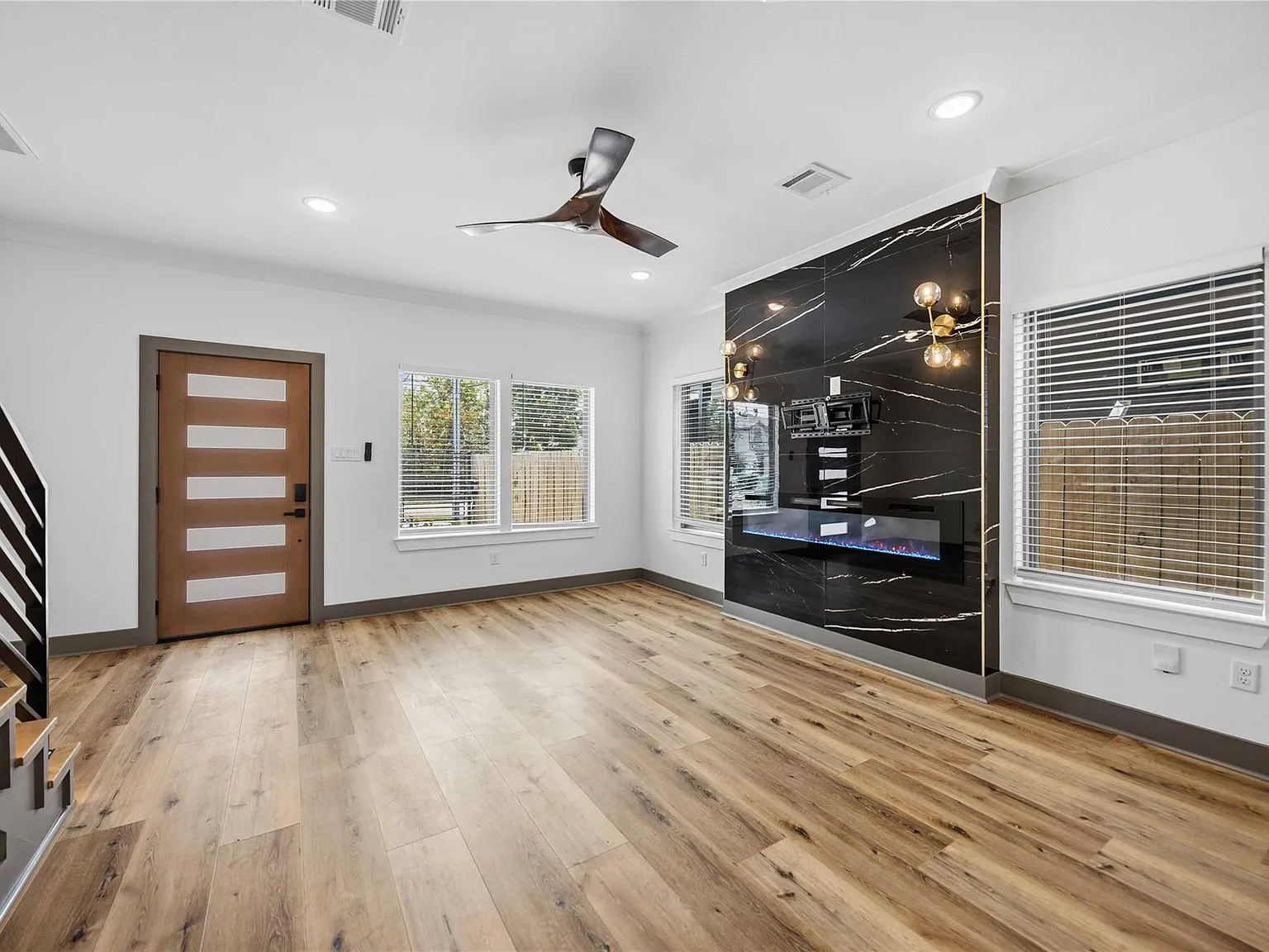 3 bed, 2.5 bath, 2800 sqft, $1,900 — Photo 3