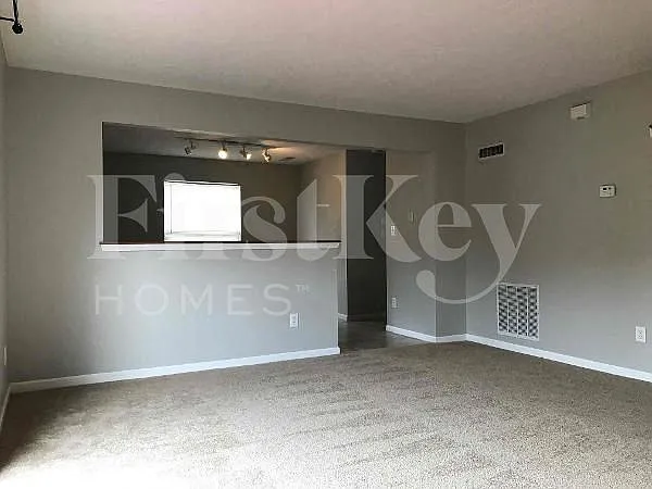 3 bed, 2.5 bath, 1550 sqft, $1,555 — Photo 3