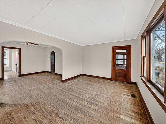 3rd image of 304 E Prairie Ronde St