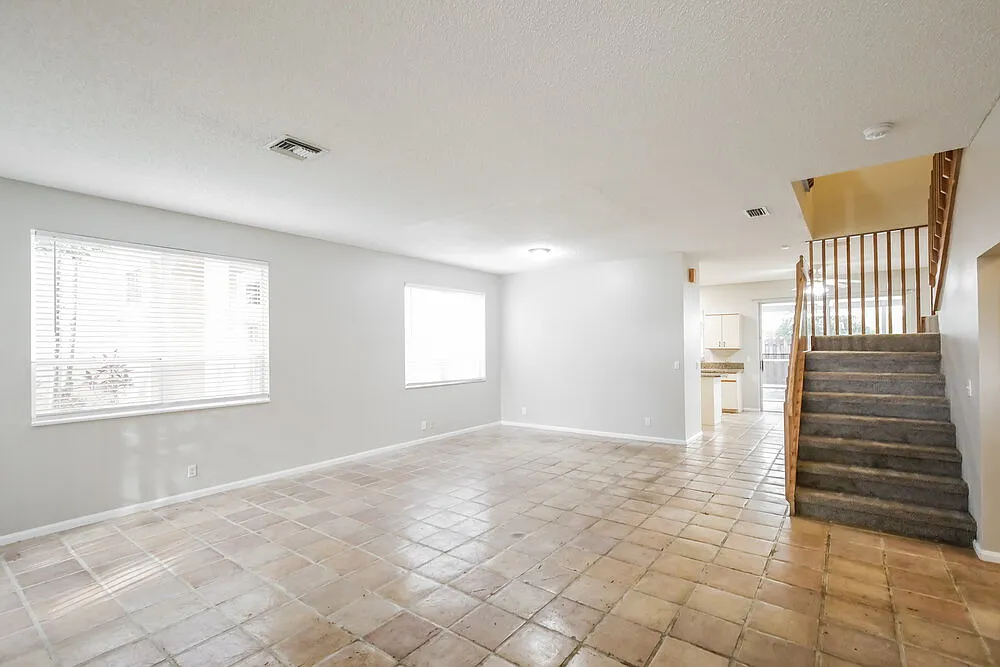 5 bed, 2.5 bath, 2751 sqft, $5,760 — Photo 4