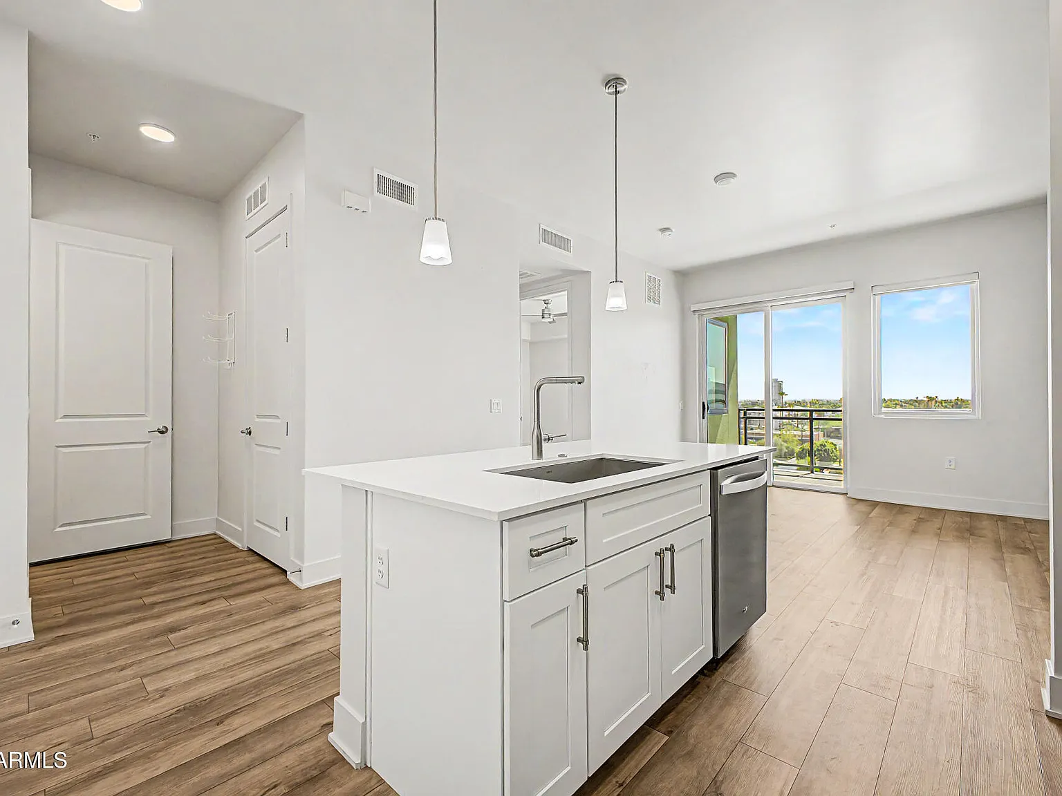 1 bed, 1.5 bath, 888 sqft, $1,795 — Photo 2