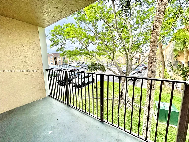 400 Palm Cir W #201 — Photo 31