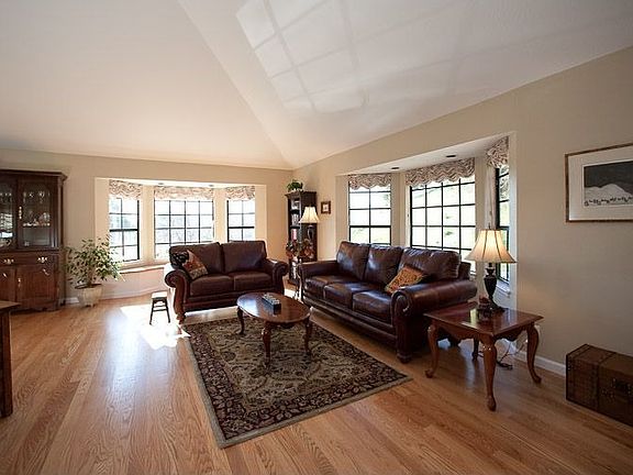 3rd image of 14 Robinhood Dr