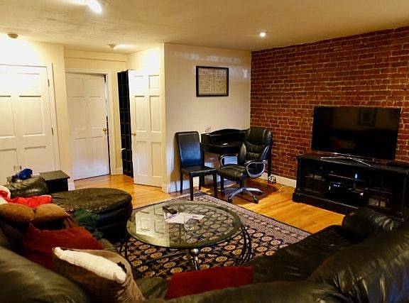 4th image of 915 Beacon St APT A