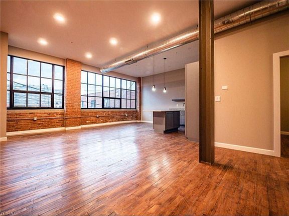 3rd image of 3800 Euclid Ave #101