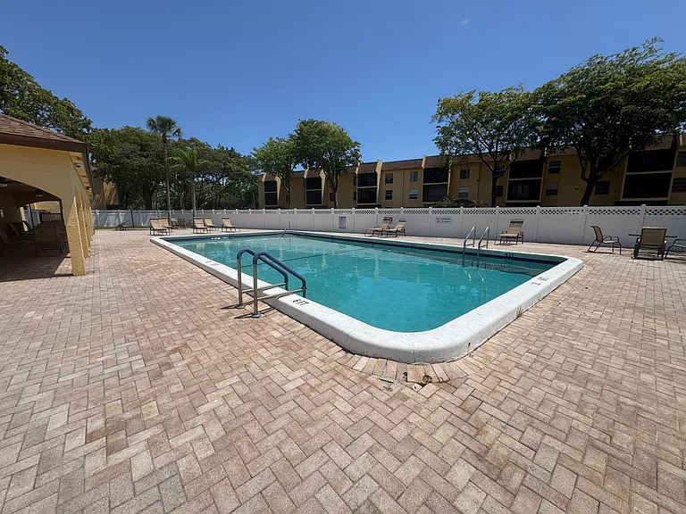 450 NW 20th St — Photo 20