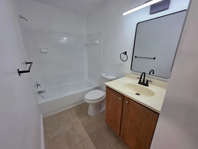 220 Lake Parsons Grn #105 — Photo 4