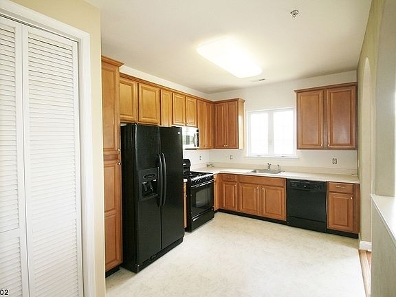 5th image of 242 Windmill Ct
