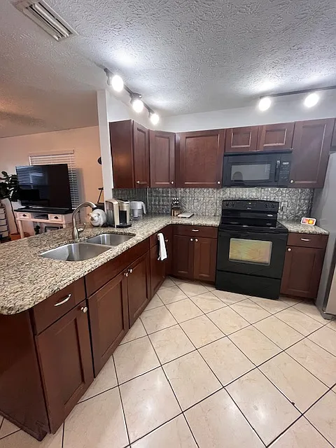 3 bed, 1104 sqft, $2,300 — Photo 1