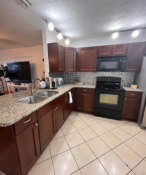 508 SE Crosspoint Dr — Photo 1