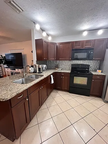 508 SE Crosspoint Dr Photo 1
