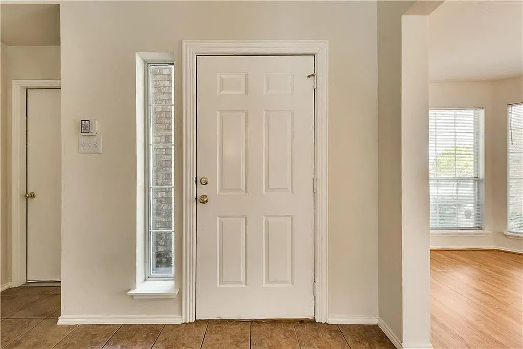 9021 Warren Dr — Photo 3